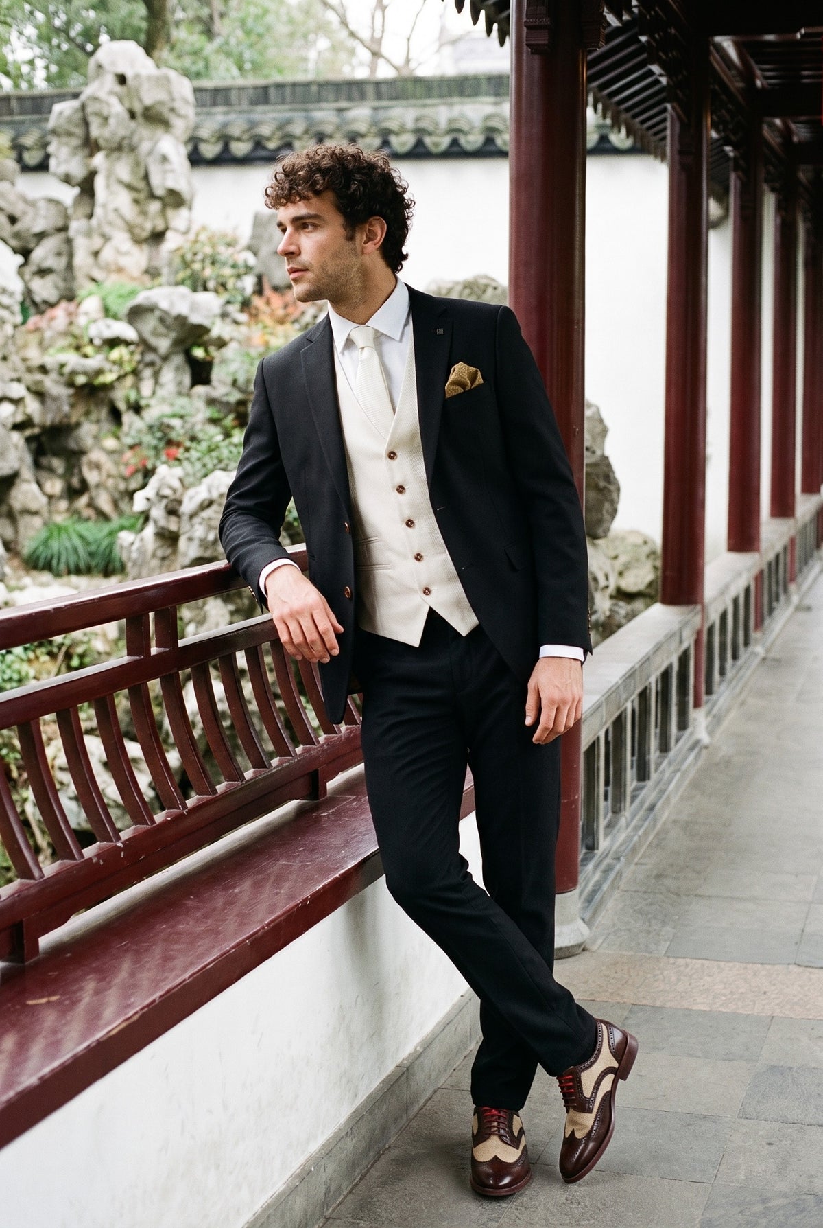 Look #1005 styled with Mayfair – 3-teiliger schwarzer Herrenanzug mit cremefarbener Weste