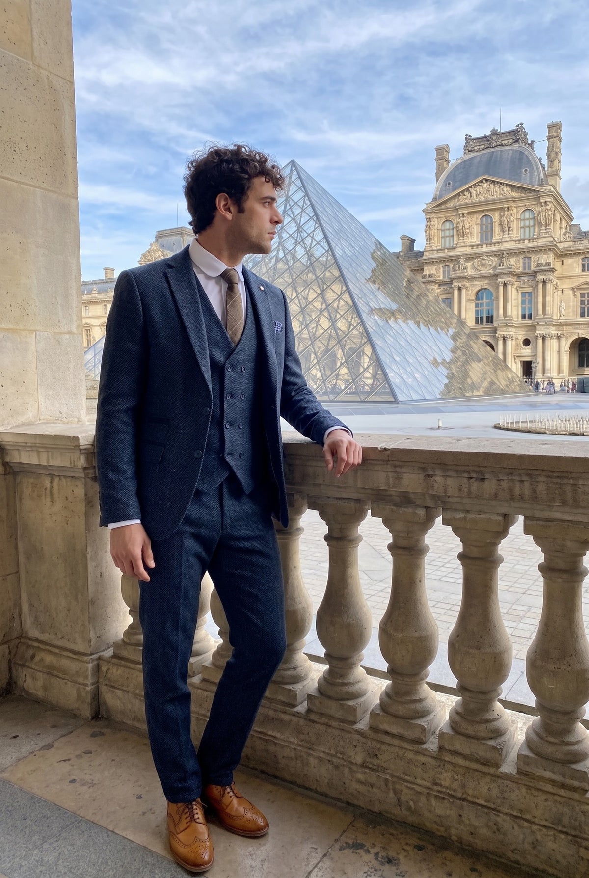 Look #380 styled with 3-teiliger Herrenanzug in Marineblau mit zweireihiger Weste
