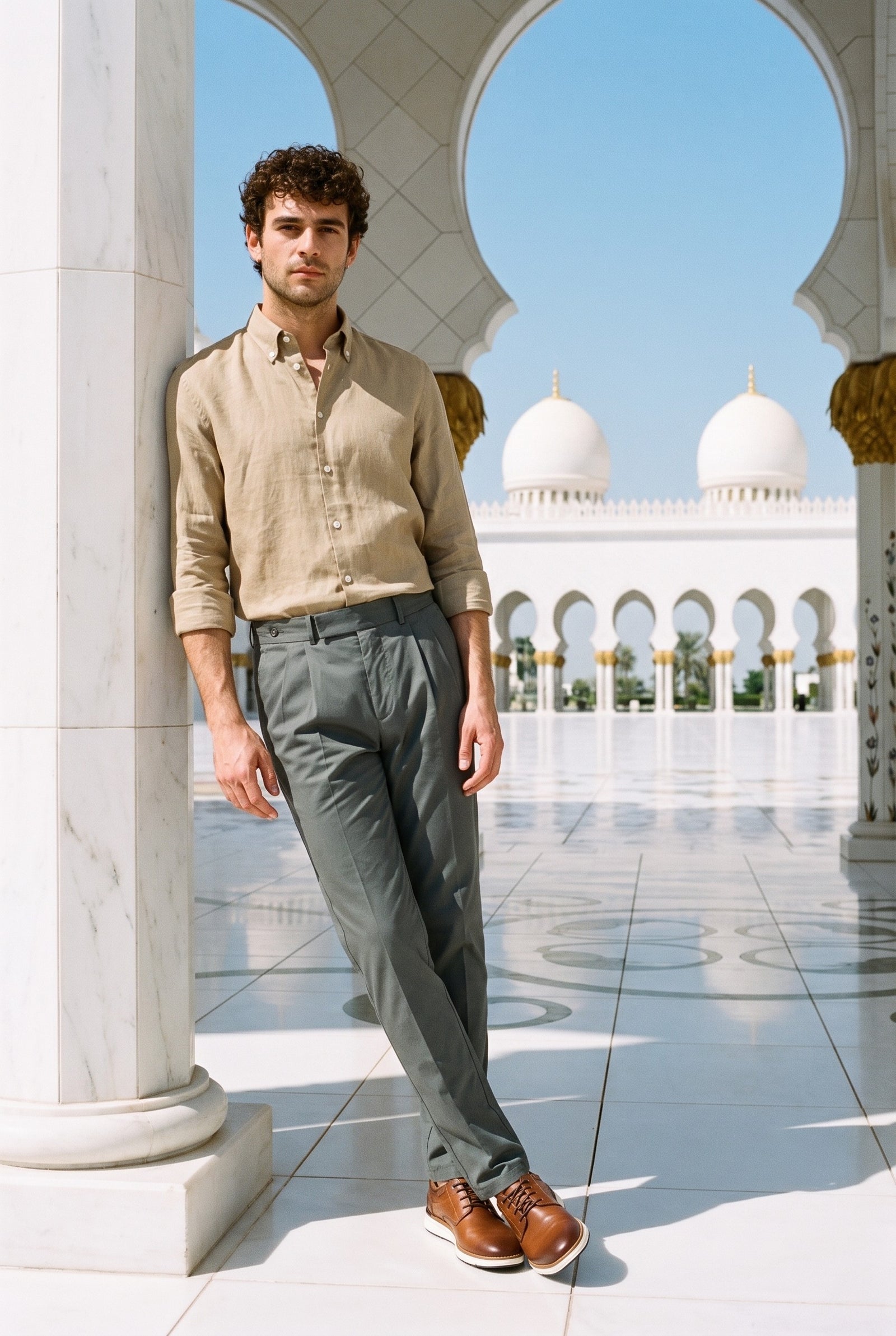 Look #1020 styled with Herrenhemd aus dunkelbeigem Leinen, langärmelig, mit Knopfleiste, Sommerhemd