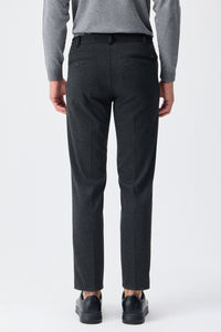 Herren-Anzugset aus anthrazitfarbenem, weichem Jersey, bestehend aus Blazer und Hose.