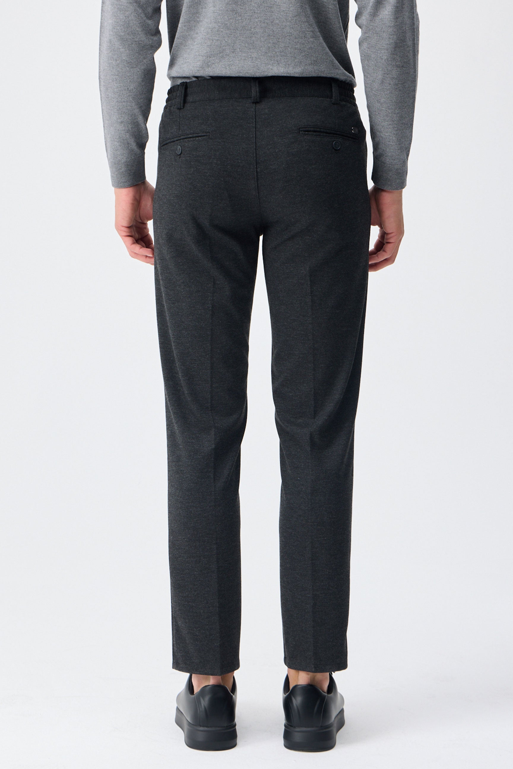 Herren-Anzugset aus anthrazitfarbenem, weichem Jersey, bestehend aus Blazer und Hose.