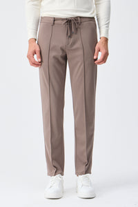 Elegante Herrenhose in Taupe-Braun mit Kordelzug, taillierte, schmal zulaufende Passform