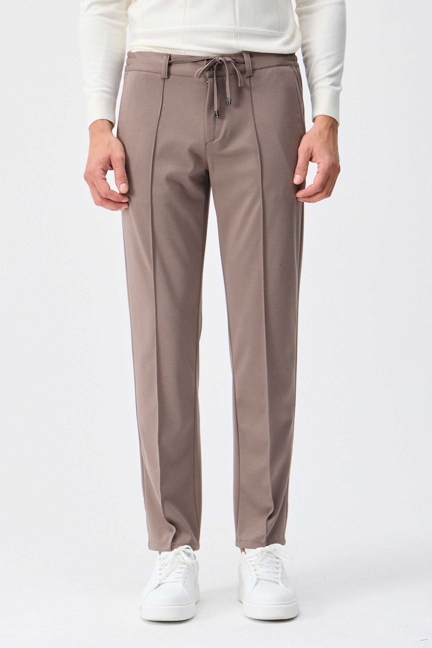 Elegante Herrenhose in Taupe-Braun mit Kordelzug, taillierte, schmal zulaufende Passform