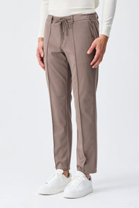 Elegante Herrenhose in Taupe-Braun mit Kordelzug, taillierte, schmal zulaufende Passform