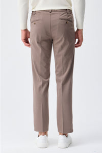 Herren Anzugset aus braunem, weichem Jersey, bestehend aus Blazer und Hose.