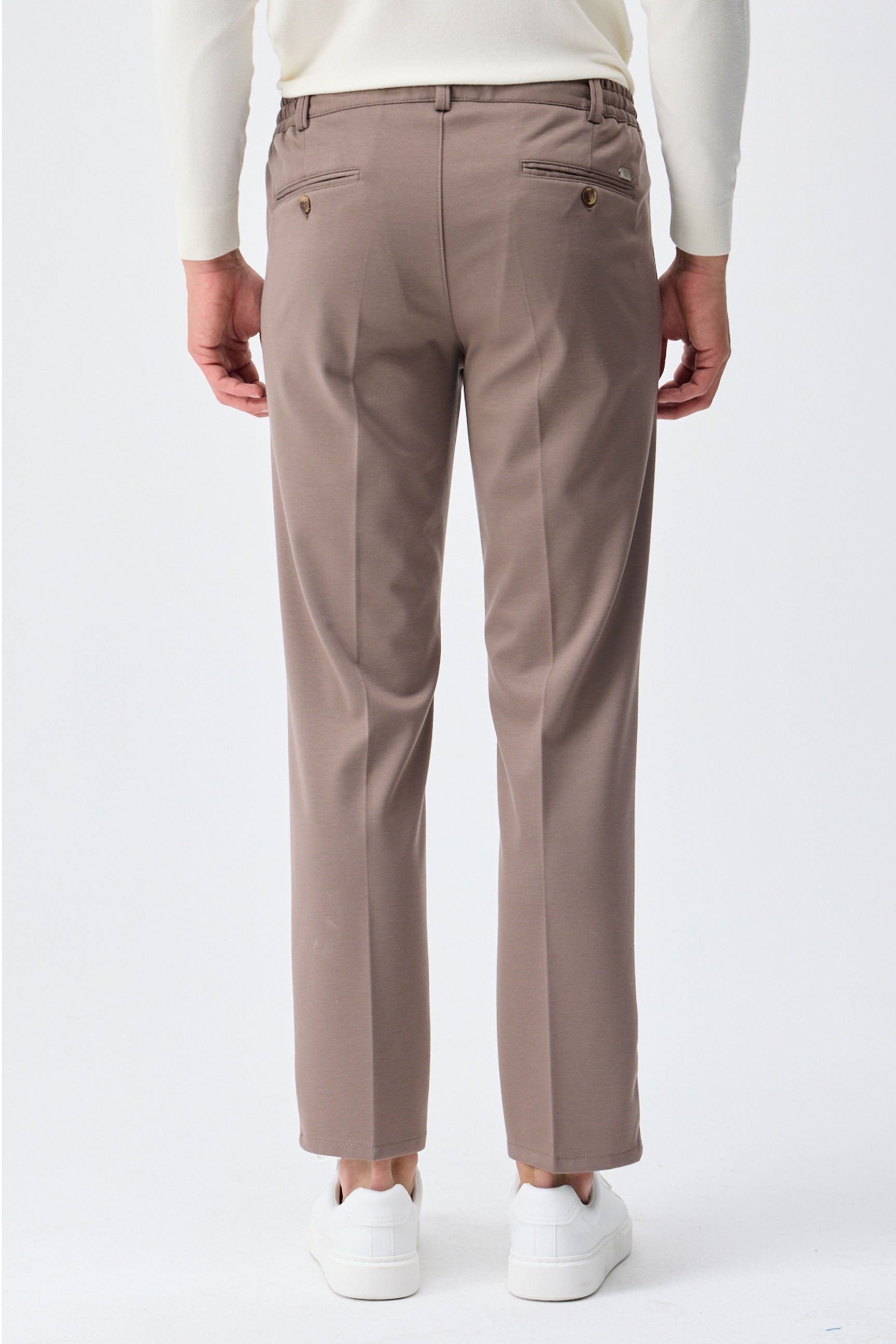 Herren Anzugset aus braunem, weichem Jersey, bestehend aus Blazer und Hose.