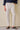Herren-Gurkha-Hose in Creme mit Bundfalten, verstellbarer Bund, taillierte, schmal zulaufende Passform
