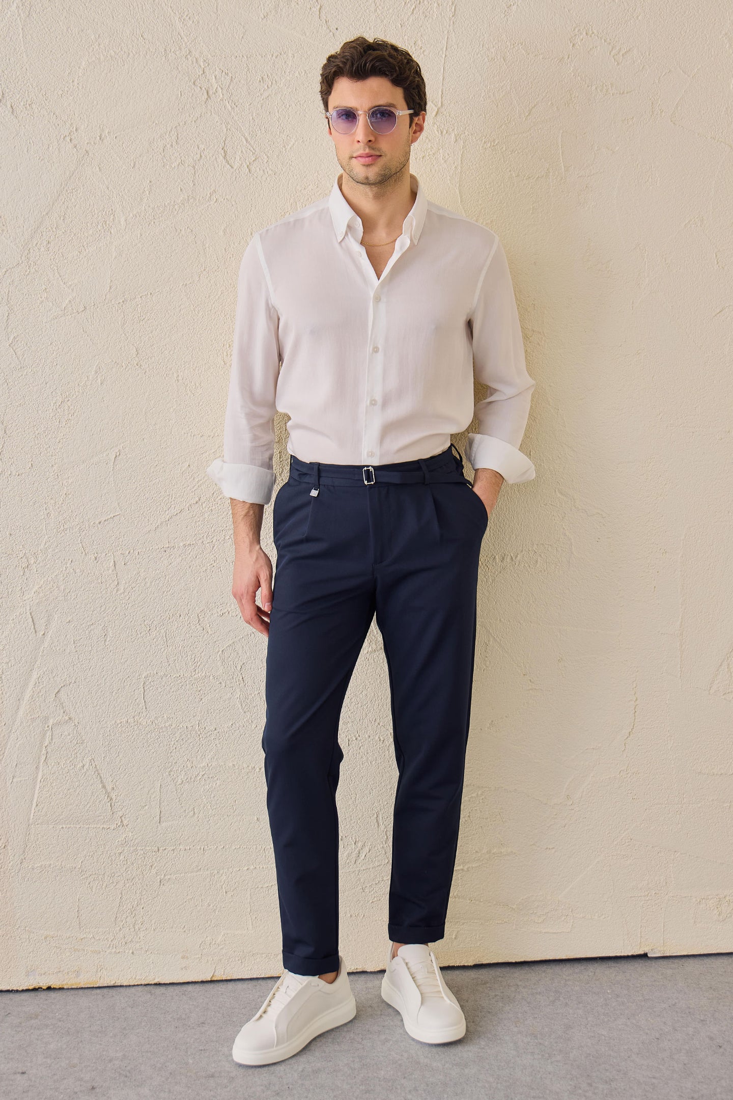 Herren-Gurkha-Hose in Marineblau mit Bundfalten, verstellbarem Bund und taillierter, schmal zulaufender Passform