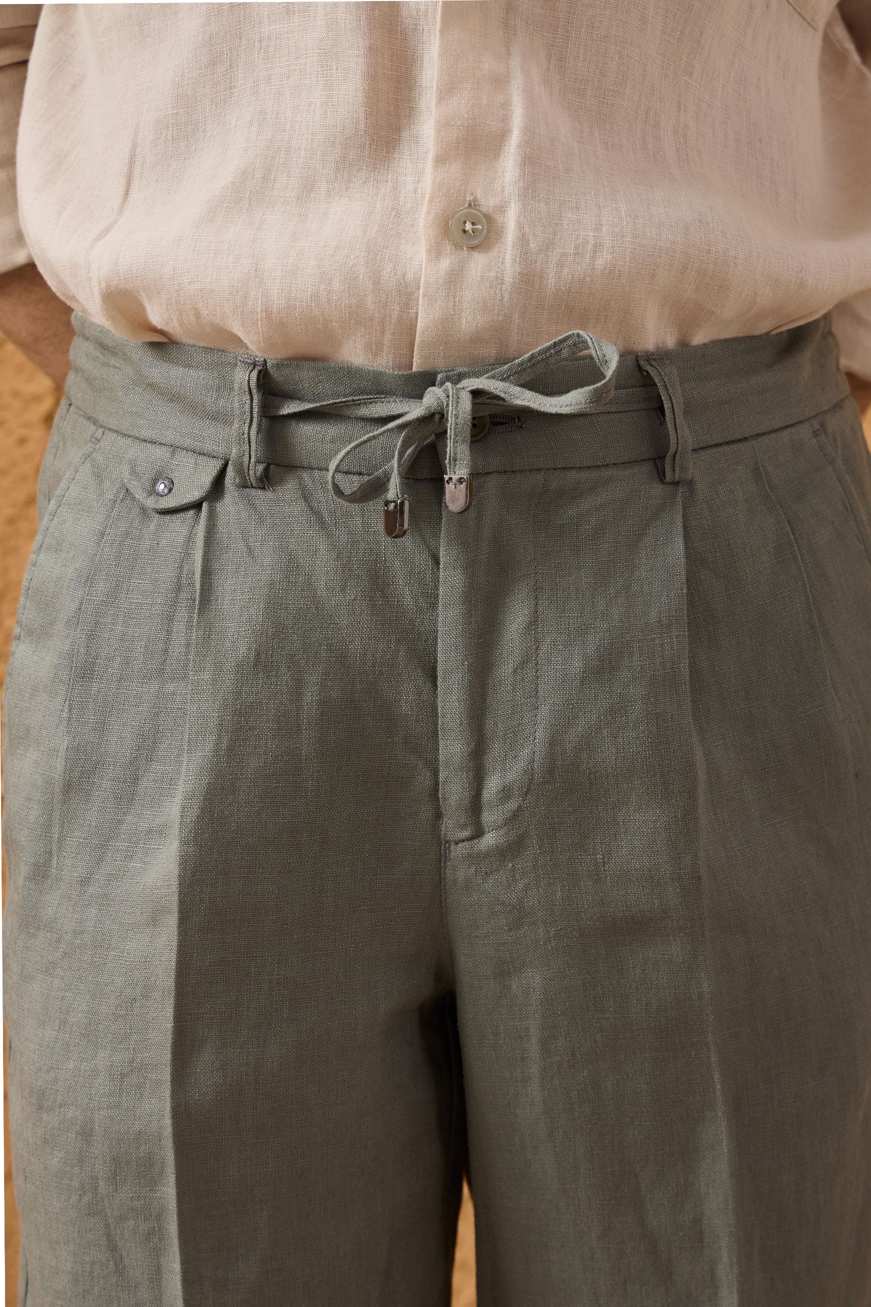 Herrenhose aus 100 % Leinen in Salbeigrün mit Bundfalten und Kordelzug, bequeme, gerade Passform