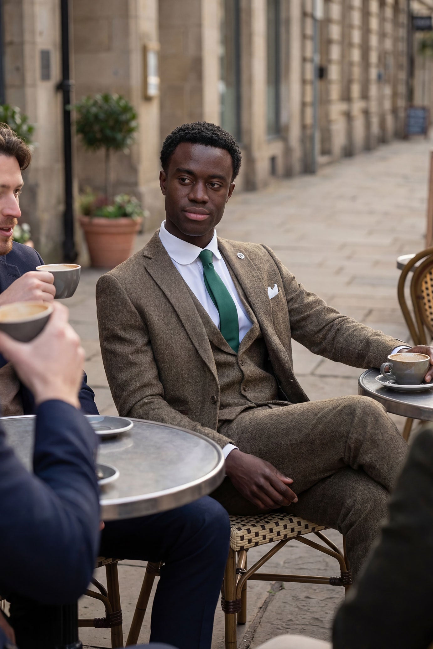 Eichenbrauner 3-teiliger Tweed-Anzug mit Fischgrätenmuster