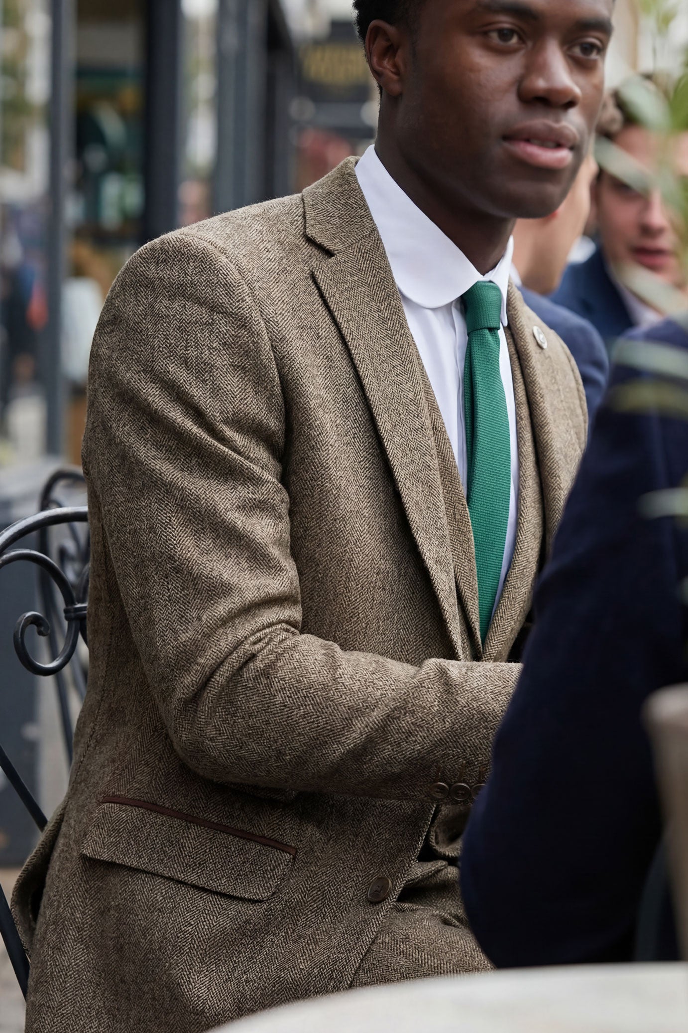 Eichenbrauner 3-teiliger Tweed-Anzug mit Fischgrätenmuster