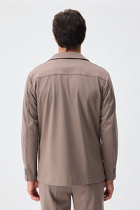 Herren Anzugset aus braunem, weichem Jersey, bestehend aus Blazer und Hose.