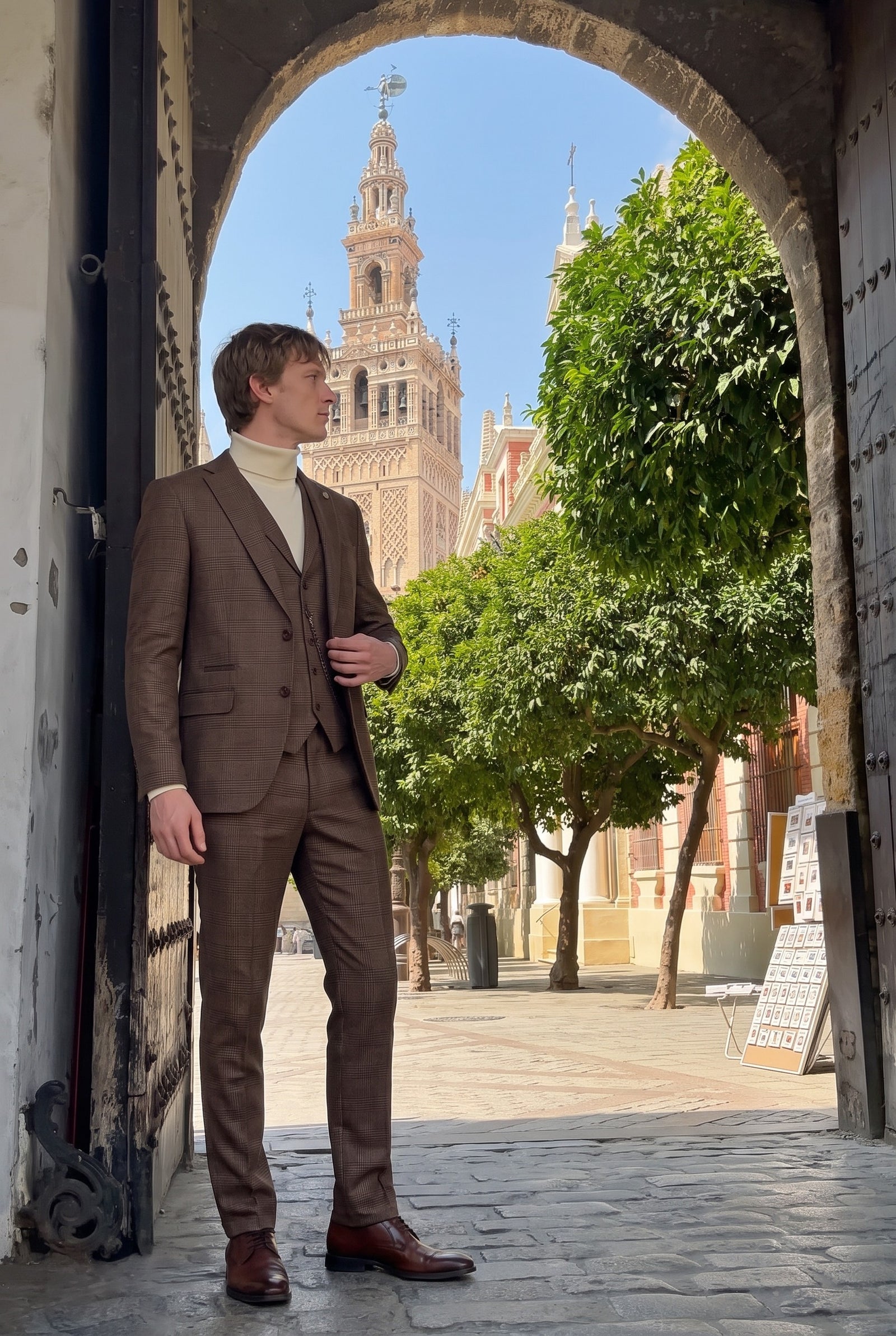 Look #1011 styled with Herren-Rollkragenpullover in Creme, weicher Viskose-Mischgewebe, Langarm-Strickpullover