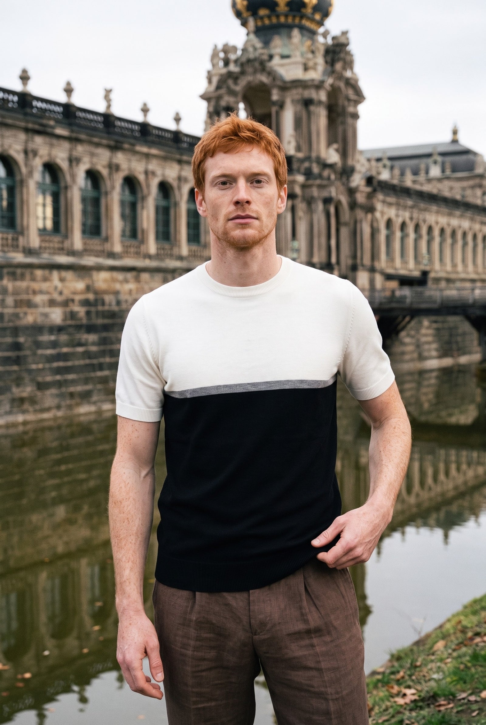 Look #879 styled with Weißes und schwarzes Strick-T-Shirt mit Farbblockmuster für Herren