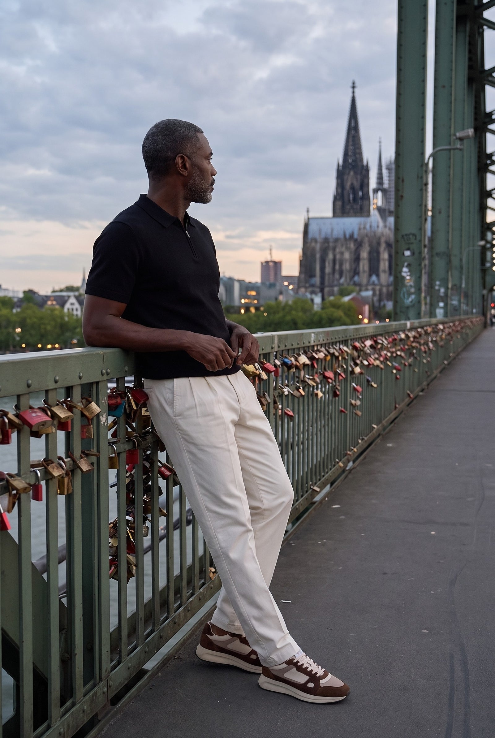 Look #1023 styled with Weiße, plissierte, elegante Freizeithose für Herren, klassische Passform