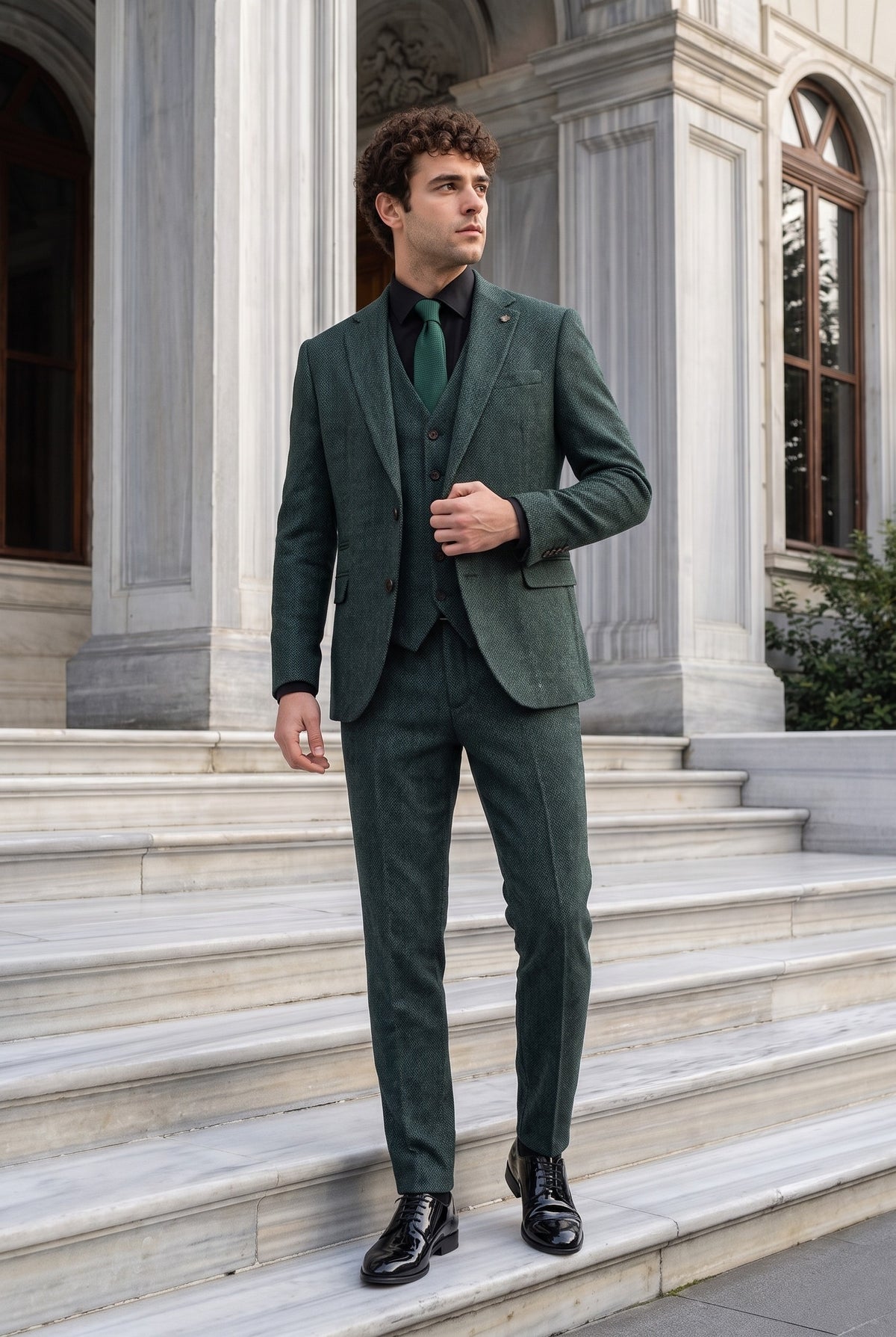 Look #1013 styled with Thomas – Olivgrüner 3-teiliger Anzug aus Wollmischgewebe