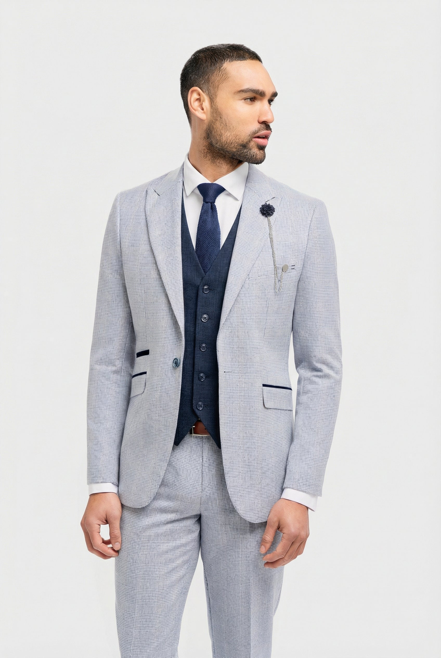 Hellblauer, karierter Prince-of-Wales-Dreiteiler für Herren mit marineblauer Weste