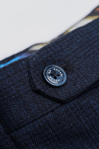 Hellblauer Herren-Dreiteiler mit Karomuster und kontrastierender marineblauer Hose