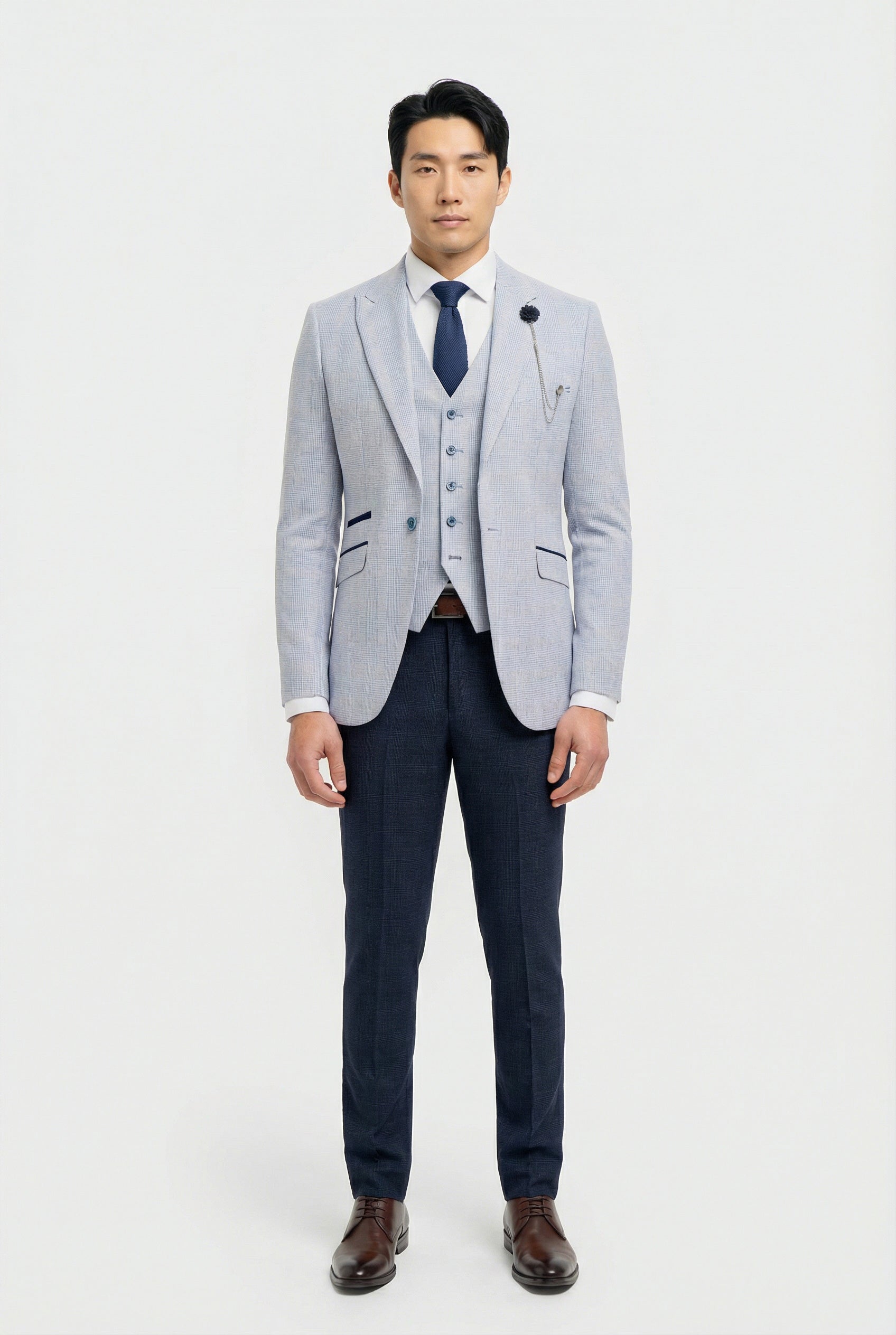 Hellblauer Herren-Dreiteiler mit Karomuster und kontrastierender marineblauer Hose