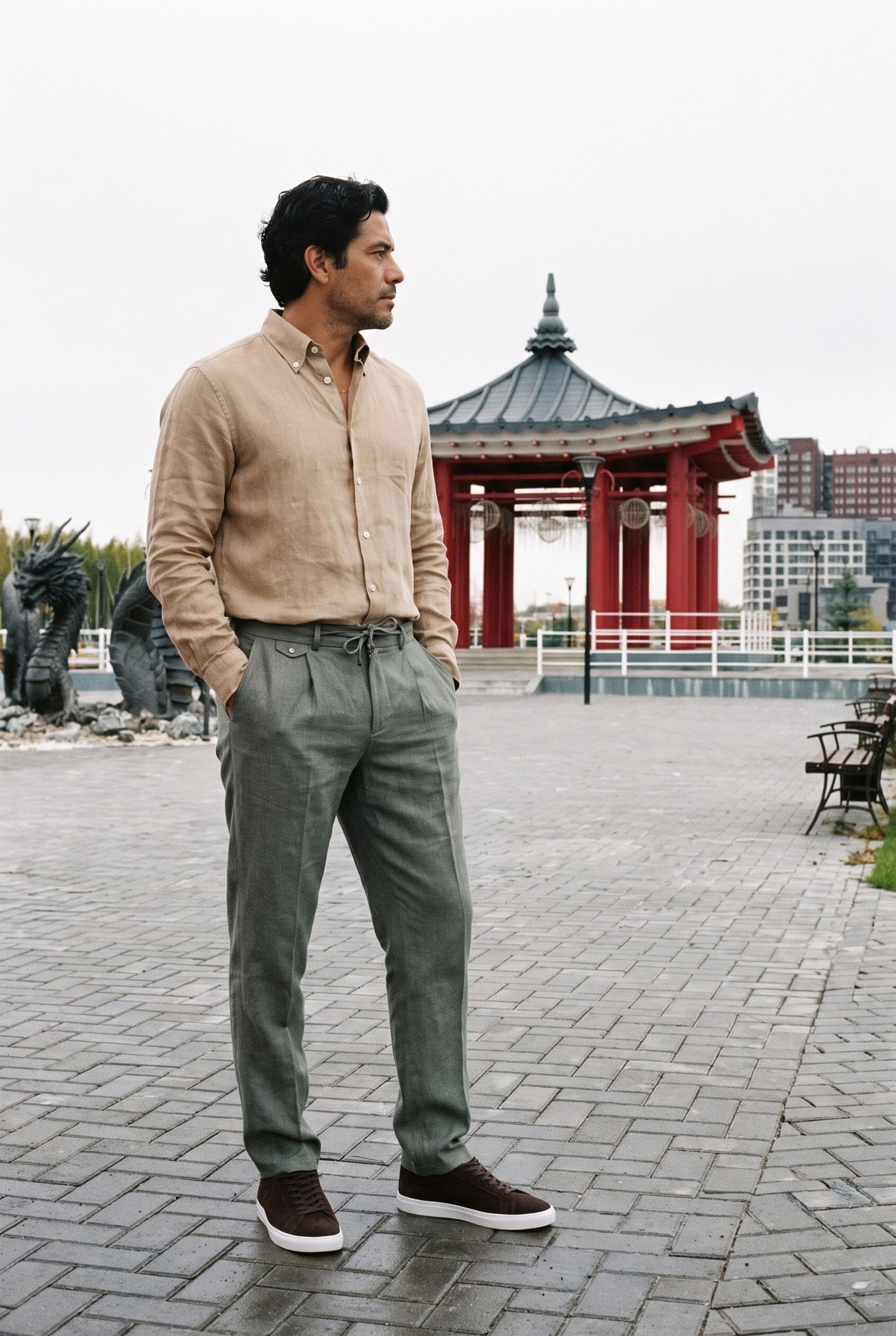 Look #1030 styled with Herrenhose aus 100 % Leinen in Salbeigrün mit Bundfalten und Kordelzug, bequeme, gerade Passform