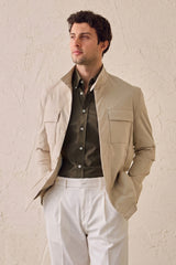 Beige Safarijacke aus Baumwollmischgewebe und weiße Hose für Herren – Smart Casual Outfit