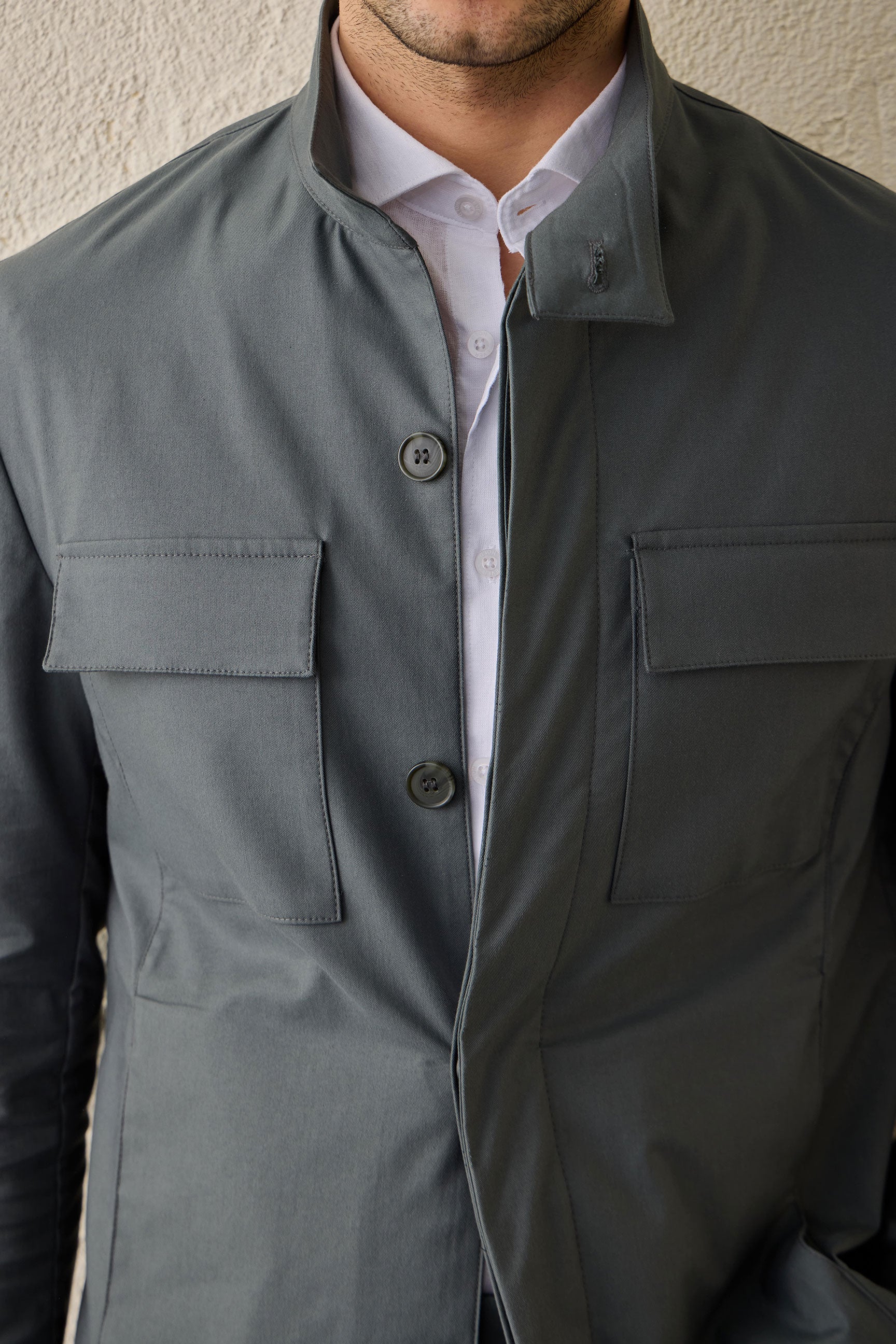 Herren-Safarijacke aus Baumwollmischgewebe in Salbeigrün und beige Hose – Smart Casual Outfit
