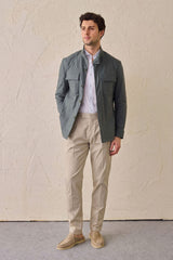 Herren-Safarijacke aus Baumwollmischgewebe in Salbeigrün und beige Hose – Smart Casual Outfit