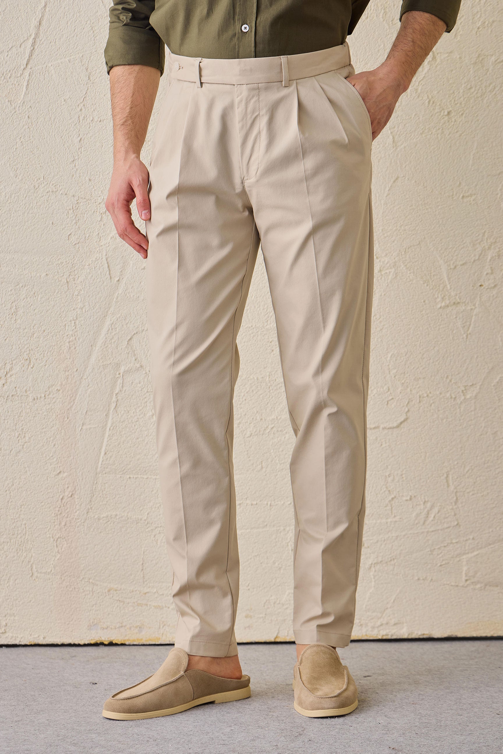 Beigefarbener, eleganter 2-teiliger Herrenanzug im Safari-Stil mit Stehkragen und Stretchanteil