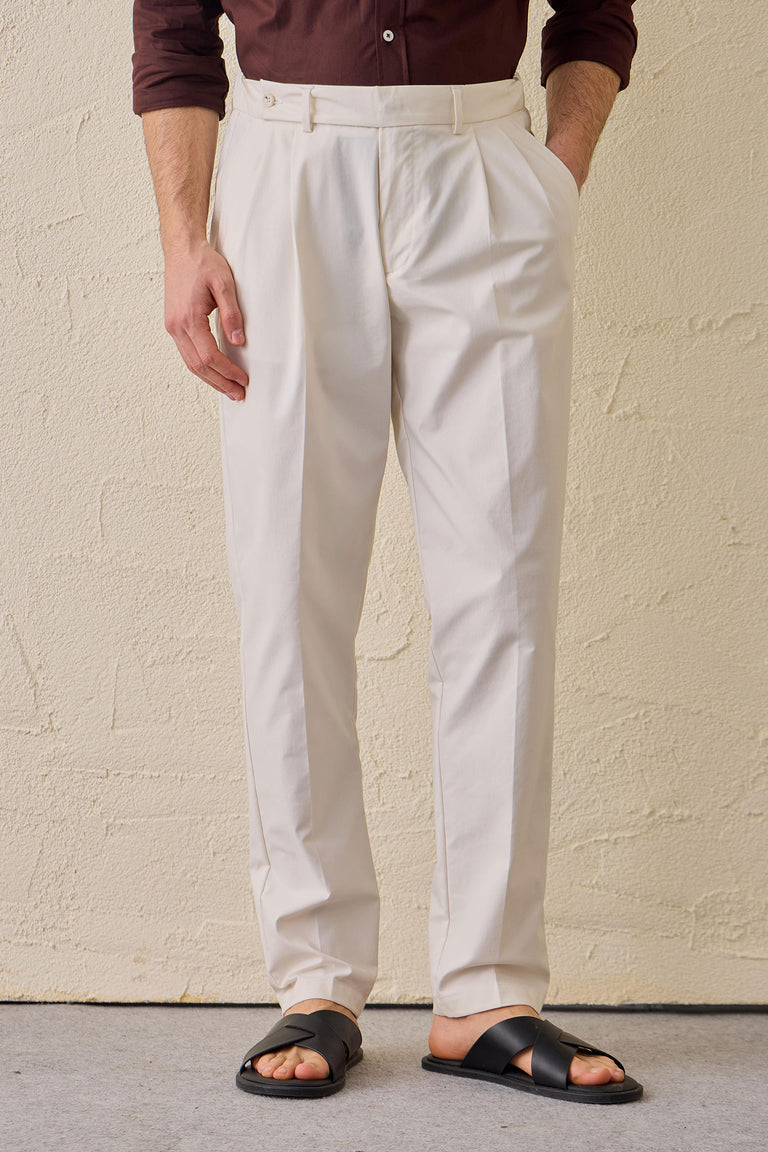 Weiße, plissierte, elegante Freizeithose für Herren, klassische Passform