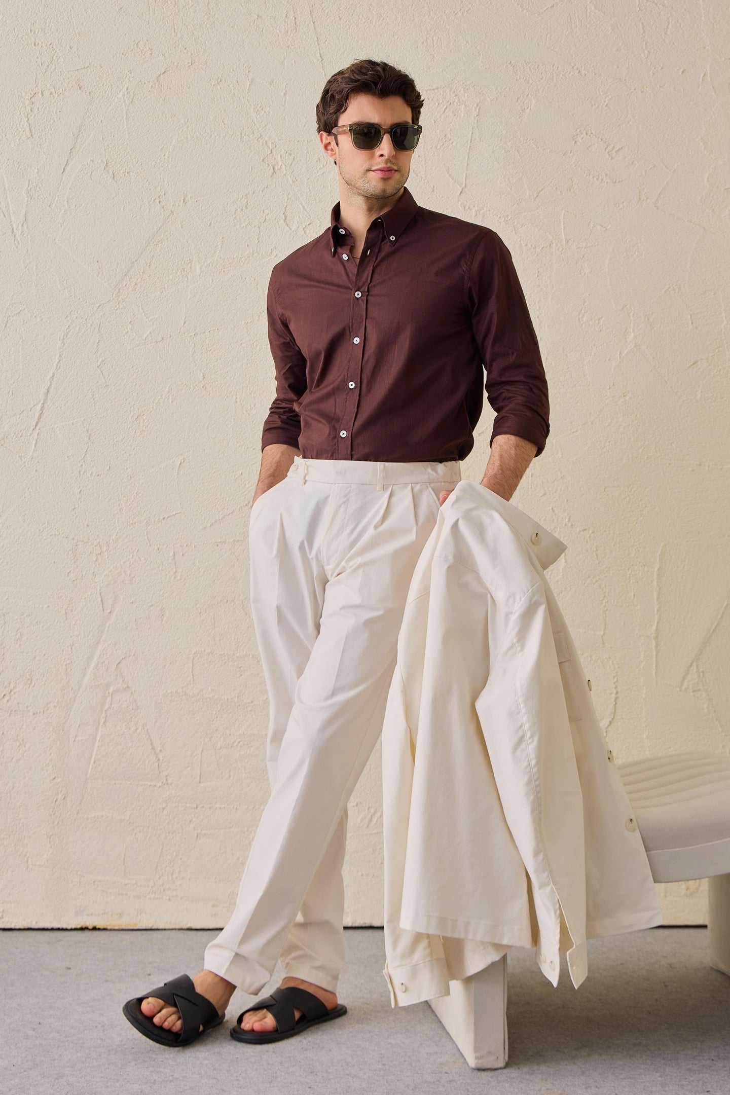 Weiße, plissierte, elegante Freizeithose für Herren, klassische Passform
