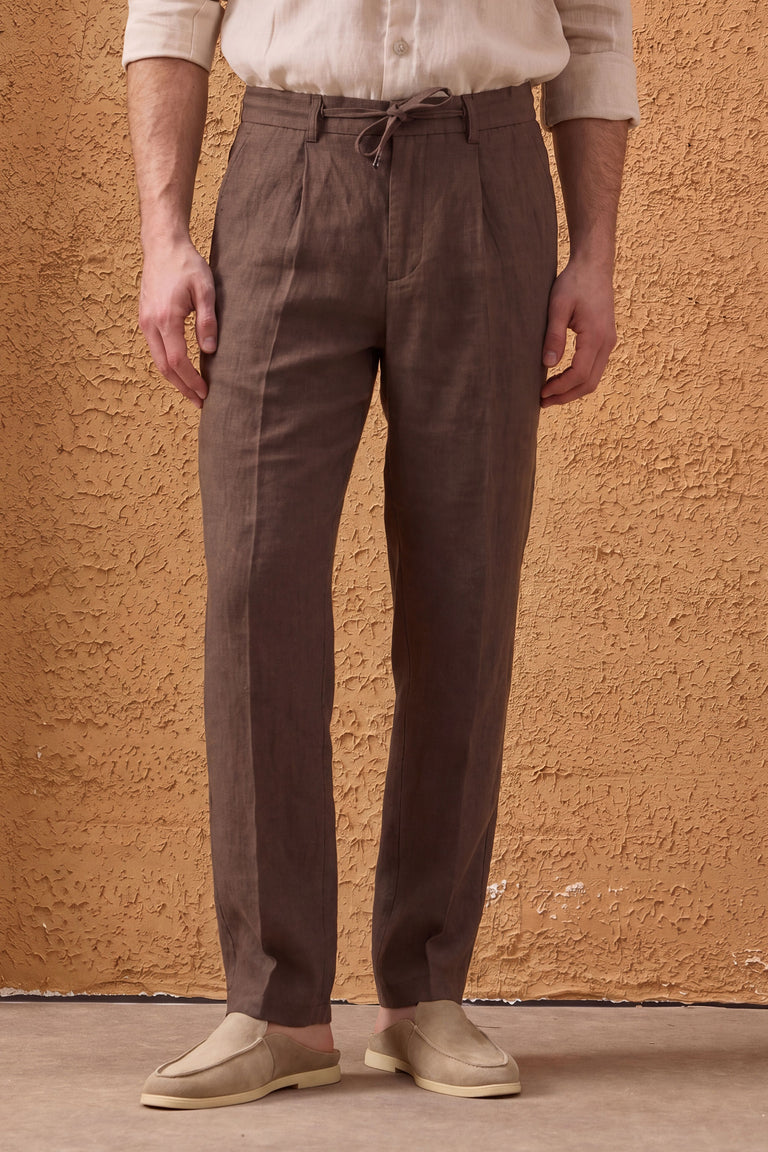 Herrenhose aus braunem 100% Leinen mit Bundfalten und Kordelzug, bequeme, gerade Passform
