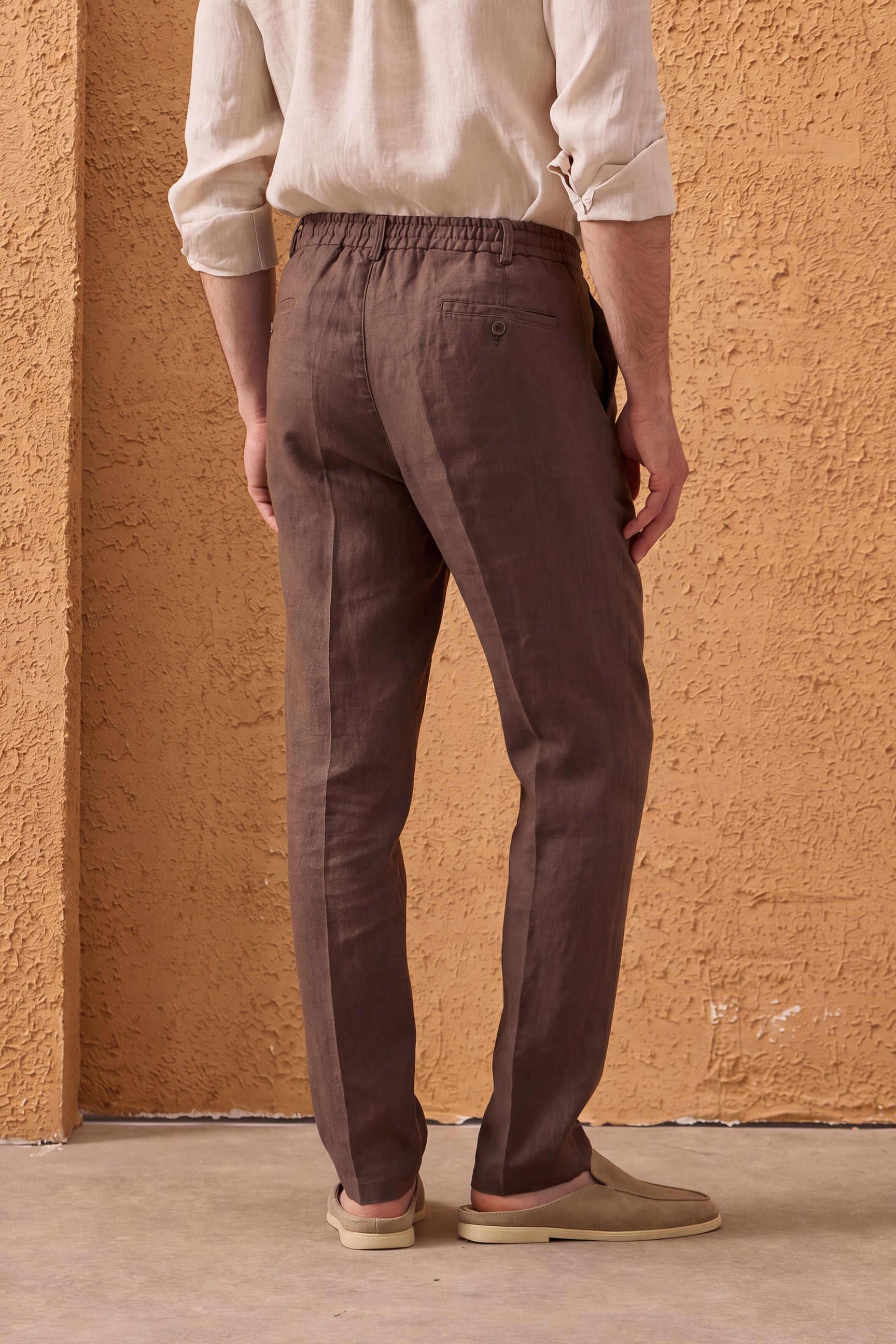 Herren-Leinenanzug, zweiteilig, elegant-lässig, aus braunem Leinen, mit Reißverschluss vorne, im Safari-Stil, Sommer