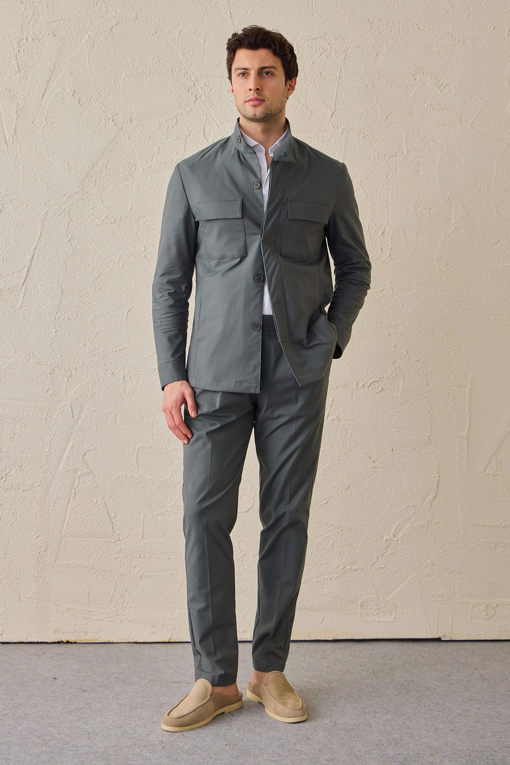 Herrenanzug, 2-teilig, elegant-lässig, im Safari-Stil, salbeigrün, mit Stehkragen und Stretchanteil