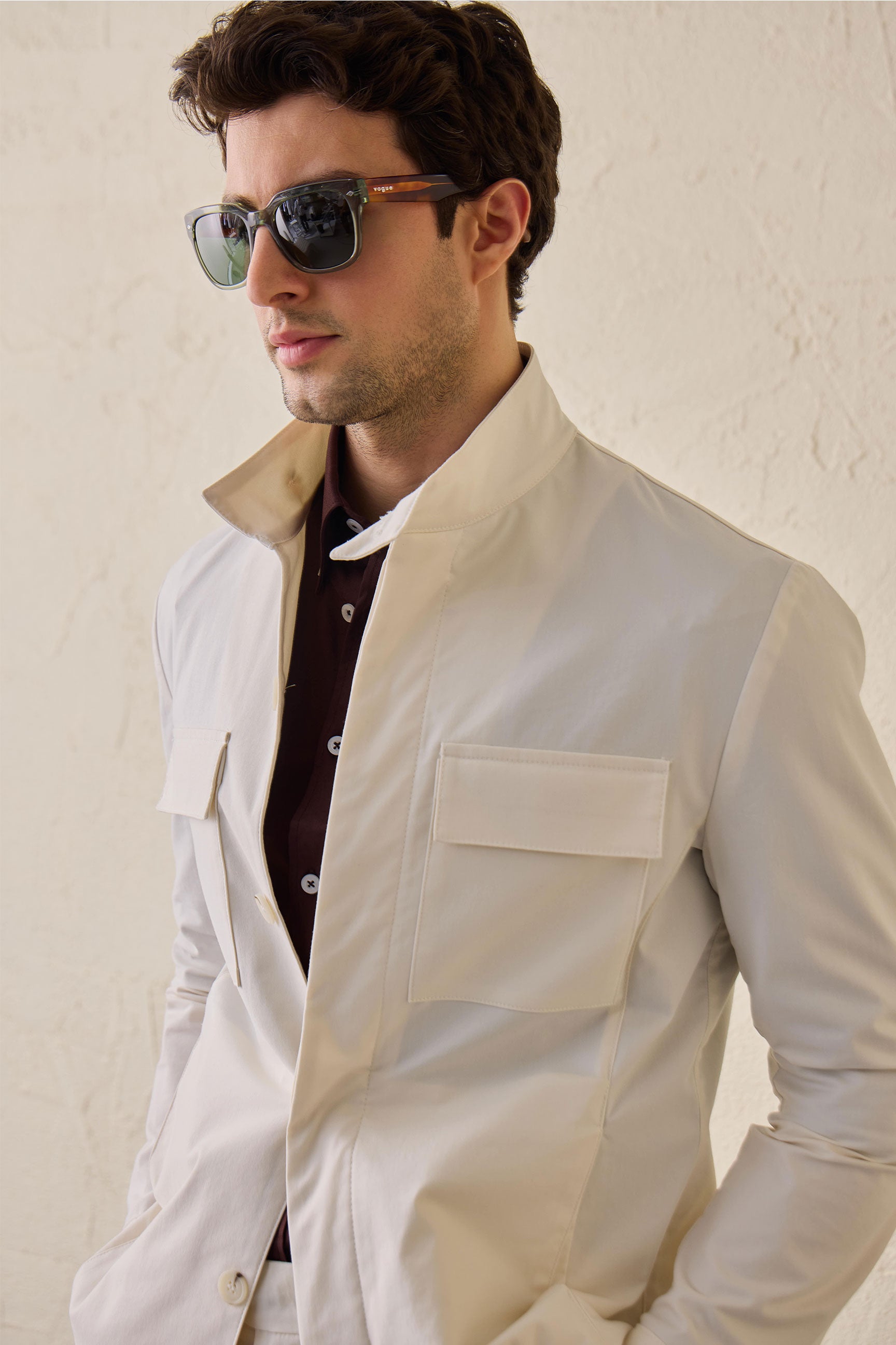 Weißer, eleganter 2-teiliger Herrenanzug im Safari-Stil mit Stehkragen und Stretchanteil