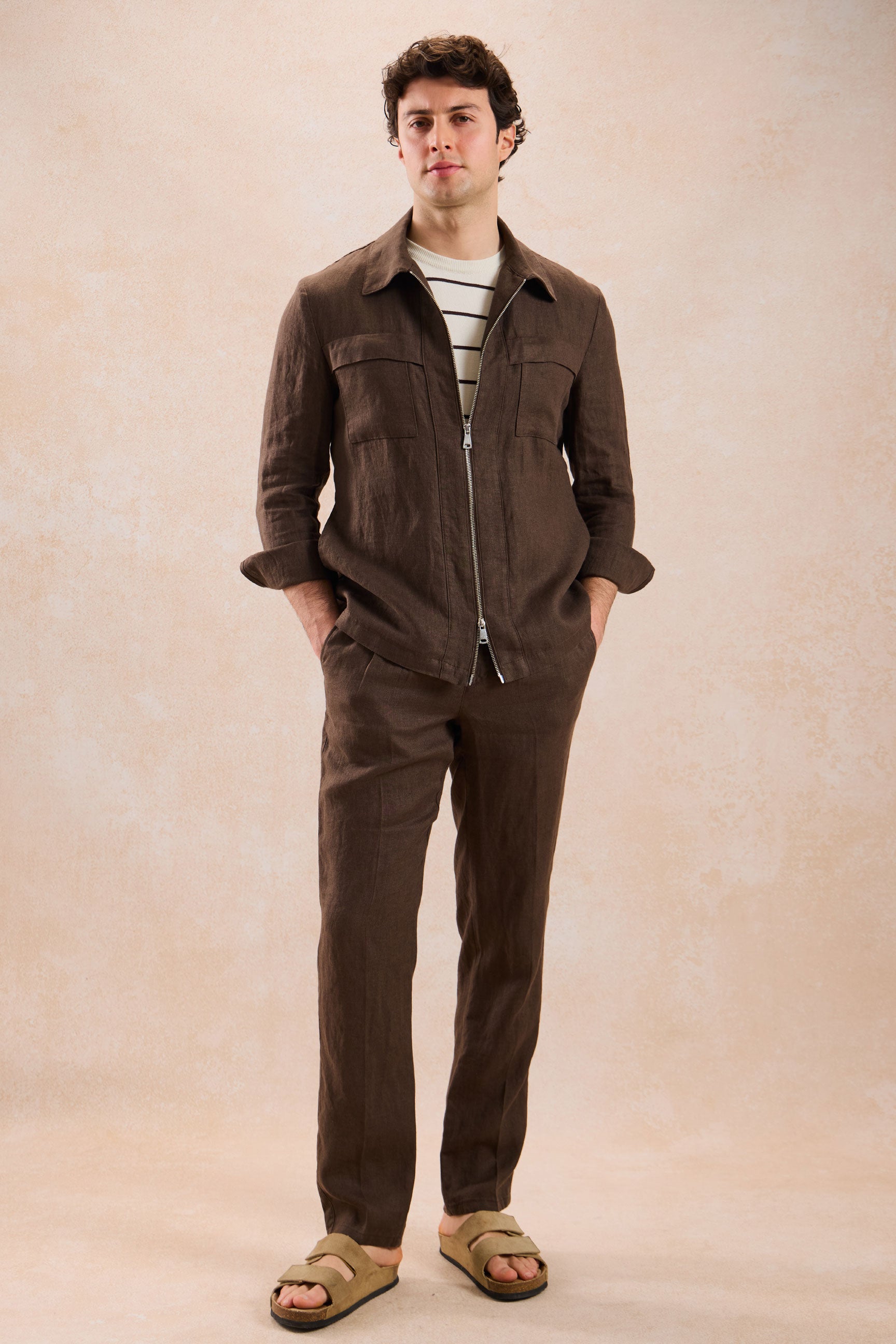 Herren-Leinenanzug, zweiteilig, elegant-lässig, aus braunem Leinen, mit Reißverschluss vorne, im Safari-Stil, Sommer