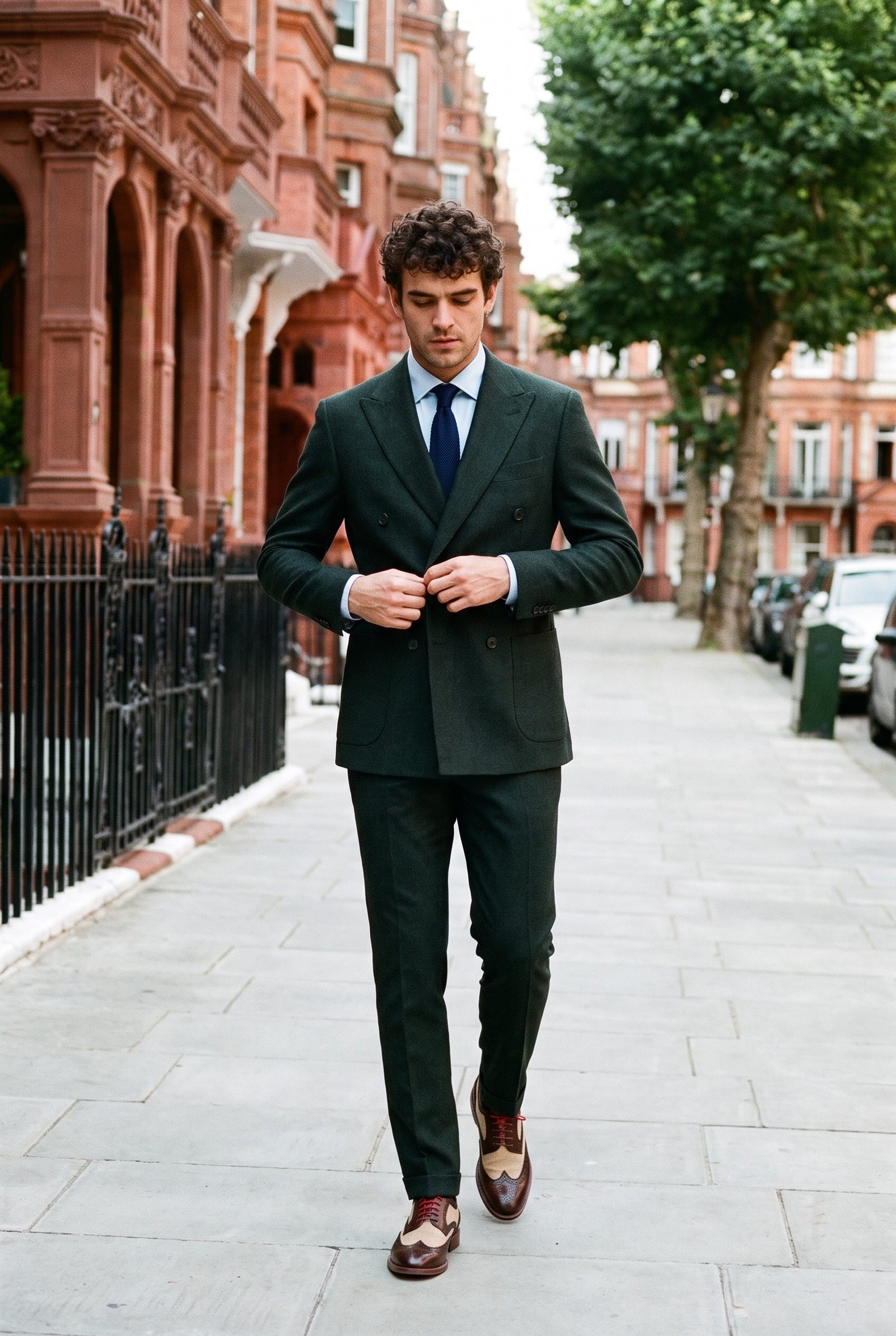Look #591 styled with Regent – Grüner zweiteiliger Herrenanzug mit doppelter Knopfleiste