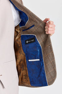 Harris Brown Tweedanzug mit kontrastierender steinfarbener Weste und Hose