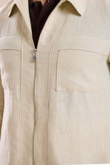 Beige Leinenjacke mit Reißverschluss und braune Hose für Herren – ein elegantes, lässiges Sommeroutfit