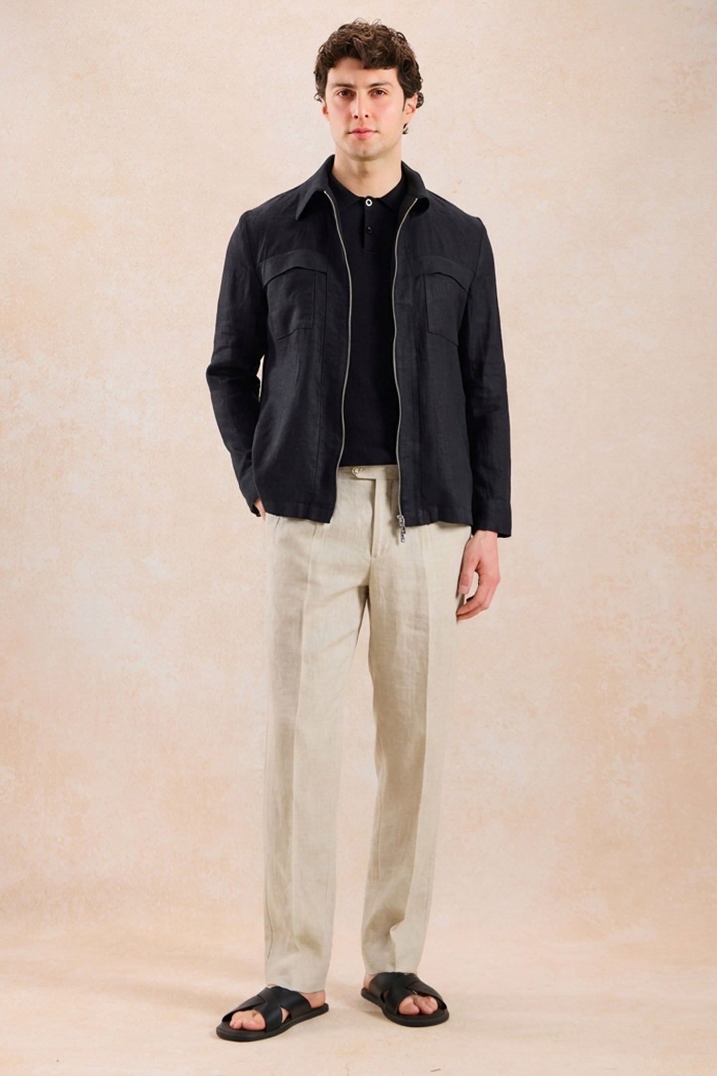 Schwarze Leinenjacke mit Reißverschluss und beigefarbene Hose für Herren – ein elegantes, lässiges Sommeroutfit