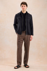 Schwarze Leinenjacke mit Reißverschluss und braune Hose für Herren – ein elegantes, lässiges Sommeroutfit