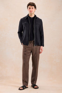 Schwarze Leinenjacke mit Reißverschluss und braune Hose für Herren – ein elegantes, lässiges Sommeroutfit