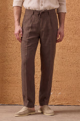 Schwarze Leinenjacke mit Reißverschluss und braune Hose für Herren – ein elegantes, lässiges Sommeroutfit