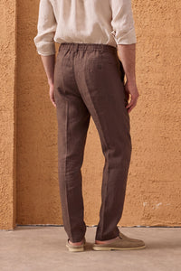 Schwarze Leinenjacke mit Reißverschluss und braune Hose für Herren – ein elegantes, lässiges Sommeroutfit