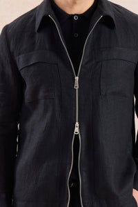 Schwarze Leinenjacke mit Reißverschluss und braune Hose für Herren – ein elegantes, lässiges Sommeroutfit