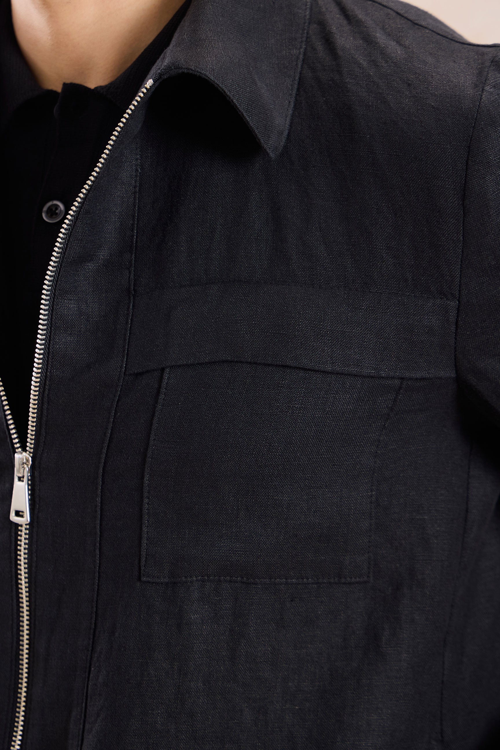 Schwarze Leinenjacke mit Reißverschluss und braune Hose für Herren – ein elegantes, lässiges Sommeroutfit