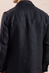 Schwarze Leinenjacke mit Reißverschluss und braune Hose für Herren – ein elegantes, lässiges Sommeroutfit