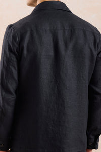 Schwarze Leinenjacke mit Reißverschluss und braune Hose für Herren – ein elegantes, lässiges Sommeroutfit