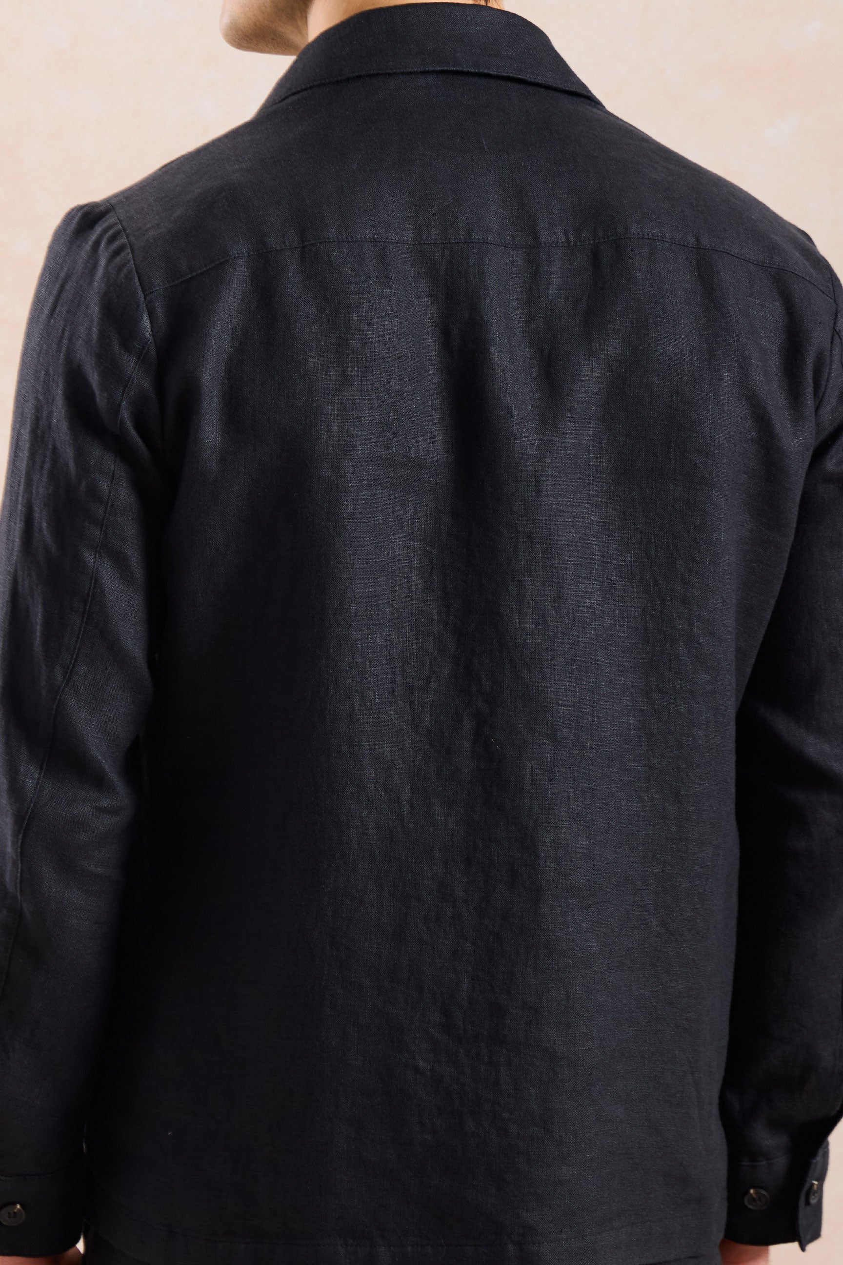 Schwarze Leinenjacke mit Reißverschluss und braune Hose für Herren – ein elegantes, lässiges Sommeroutfit