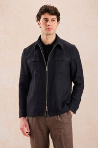 Schwarze Leinenjacke mit Reißverschluss und braune Hose für Herren – ein elegantes, lässiges Sommeroutfit
