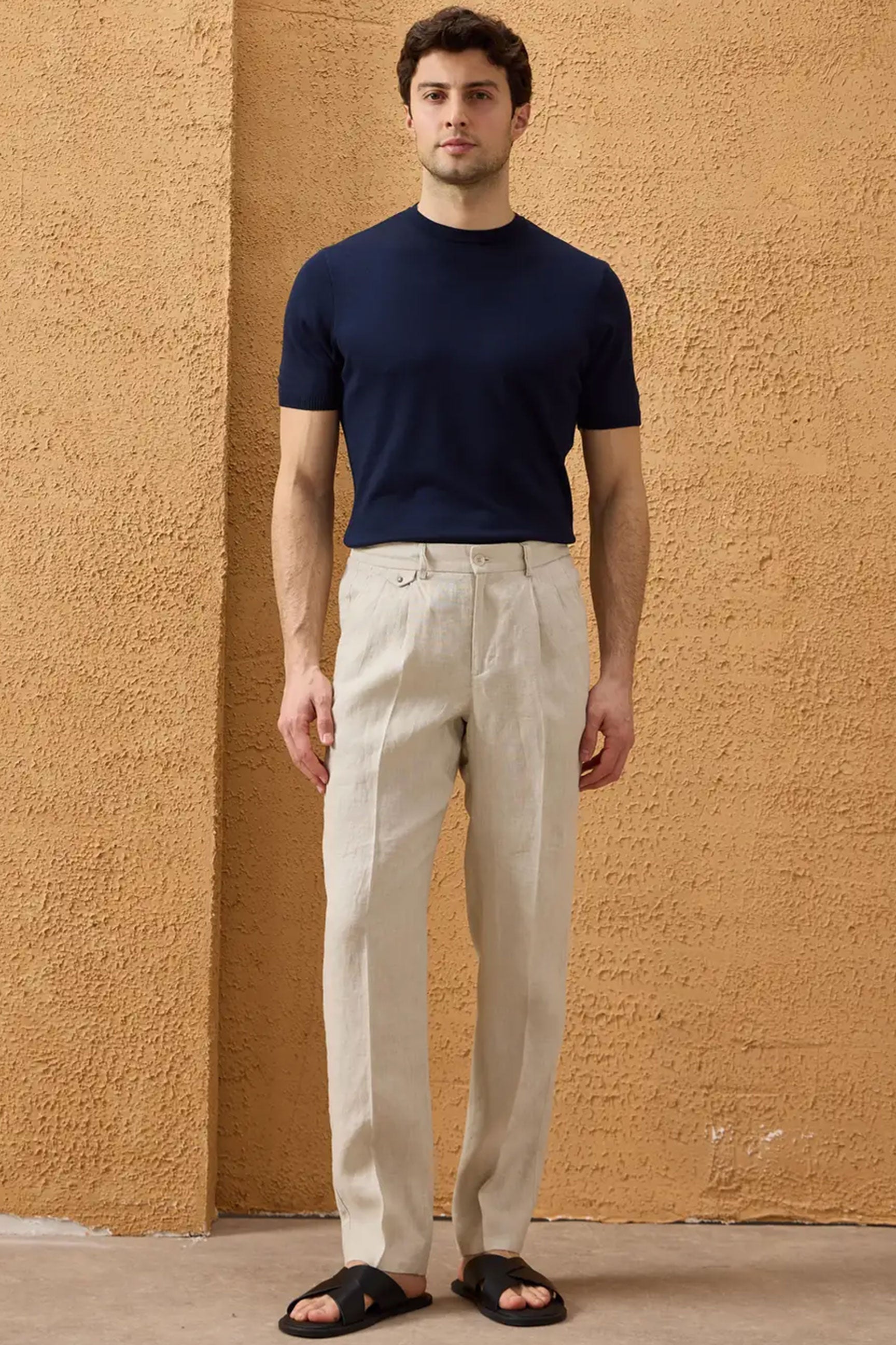 Herren-Leinenjacke mit Reißverschluss in Marineblau und beigefarbene Hose – ein elegantes, lässiges Sommeroutfit